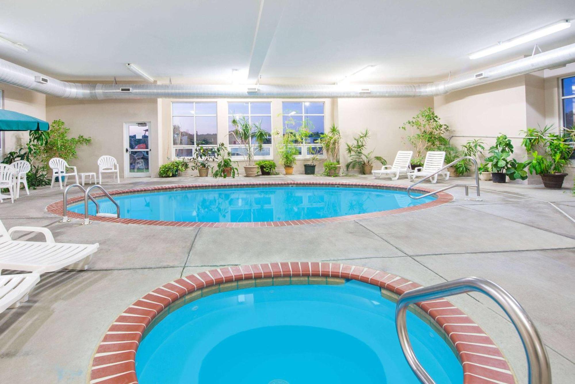 Hotel Super 8 By Wyndham Iola Ks Exterior foto